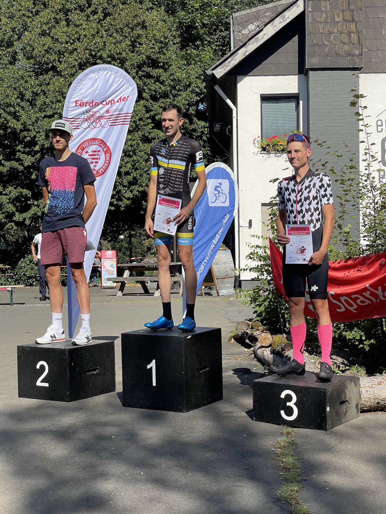 Jonas Kahler (3.v.l.) auf dem Treppchen als Dritter der Gesamtwertung