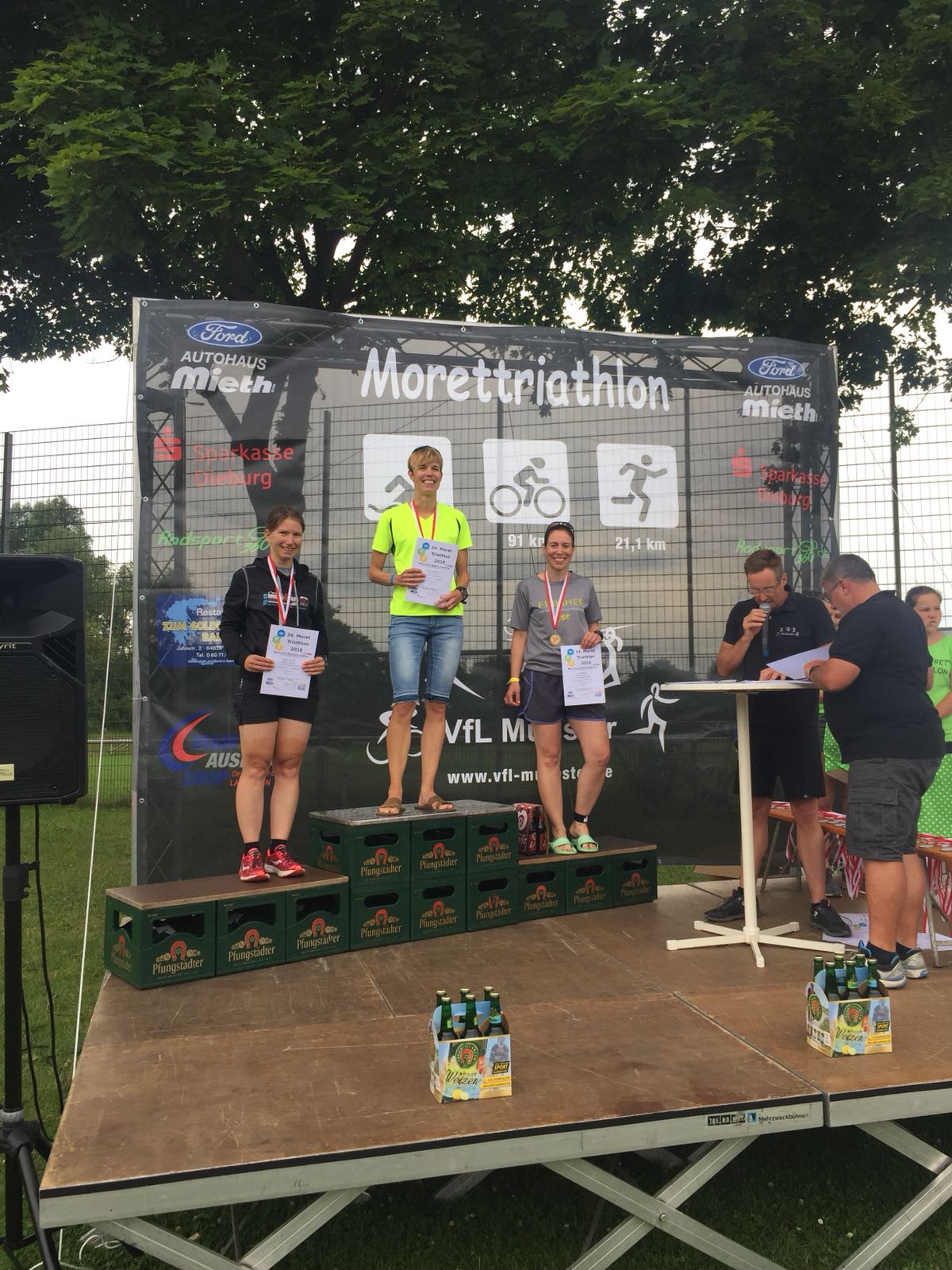 Sylvia Heller (1. von links) bei der Siegerehrung des Moret-Triathlon