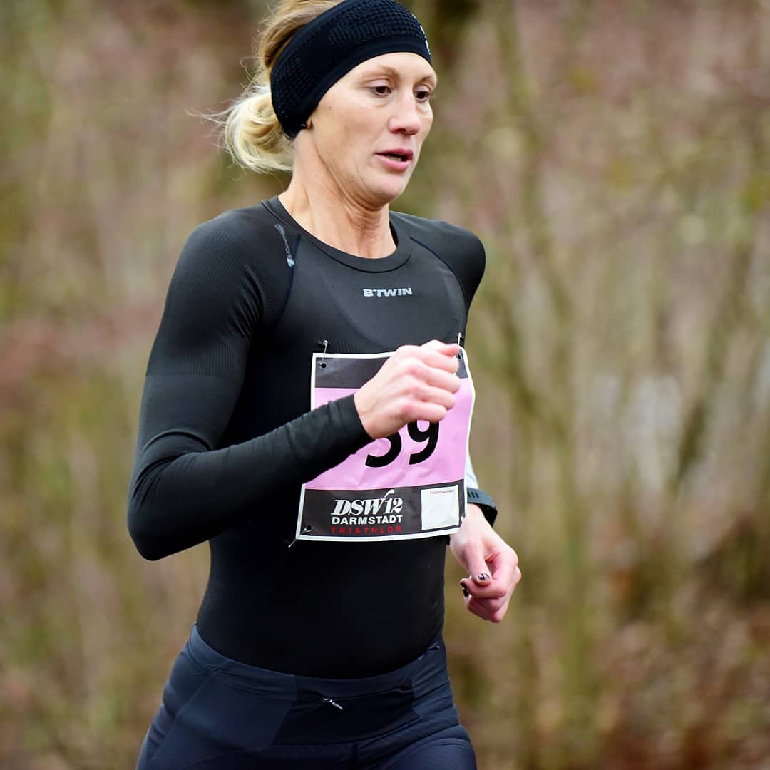 Stephanie Weiß auf der Laufrunde im Darmstädter Bürgerpark